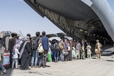 Após 12 horas de voo, o casal cristão chegou são e salvo no Qatar. (Foto: Senior Airman Brennen Lege/AP).