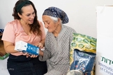 Yael Eckstein e uma idosa contemplada pela IFCJ em Israel. (Foto: Erik Davis)