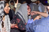 Mulheres feridas chegam a um hospital após o ataque terrorista, em Cabul, no Afeganistão. (Foto: Wakil Kohsar/AFP)
