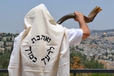 Em Jerusalém, Moshe Silver toca o shofar em Rosh Hashanah. (Foto: Reprodução / Moshe Silver / Times of Israel)
