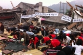 Cristãos se ajoelham nos escombros de uma igreja demolida . (Foto: Reprodução / China Aid)