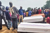 Funeral de 28 de agosto pela Diocese Anglicana de Jos para 17 dos 33 cristãos mortos em 25 de agosto em Yelwa Zangam. (Foto: Reprodução/Facebook).