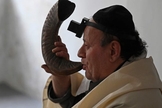 Zebulon Simentov toca um Shofar na sinagoga, localizada em um antigo prédio em Cabul. (Foto: Wakil Kohsar/AFP/Getty Images).