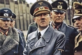 Foto colorida de Adolf Hitler com soldados em Rügenwalde, na Alemanha, em 19 de março de 1943. (Foto: Reprodução)