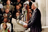 Billy Graham na Catedral Nacional de Washington, em 14 de setembro de 2001, ministrando ao povo americano. (Foto: Billy Graham Evangelistic Association).