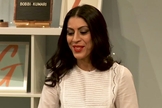 Bobbi Kumari testemunhando sobre seu encontro com Jesus. (Foto: Reprodução / GOD TV)