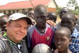 Hector Cabrera, um missionário cubano que serve em Uganda, usa os esportes como para compartilhar o Evangelho com refugiados. (Foto: IMB).