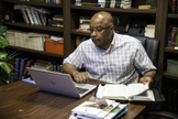 Barry Calhoun ganhou o pai para Jesus durante um estudo bíblico em família na pandemia. (Foto: David Clanton).