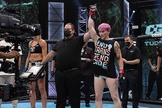 McLaughlin [à direita] após vitória na competição do MMA derrotando Celine Provost [à esquerda]. (Foto: Reprodução / Combate Global)