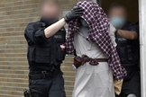 Homem detido por policiais em conexão com o suposto ataque planejado contra a sinagoga Hagen. (Foto: Reprodução / dpa/AFP)