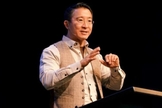 Christopher Yuan, pregando em evento de 2018. (Foto: Reprodução Christian Post)