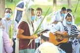 Adoradores seguram as Quatro Espécies enquanto oram durante Sucot, em Ramat Beit Shemesh no início desta semana. (Foto: Reprodução / Yaakov Lederman)