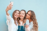 Garotas tirando selfie. (Foto ilustrativa: Freepik)