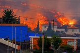 Casas são atingidas por lava de vulcão, nas Ilhas Canárias. (Foto: Borja Suarez/Reuters)