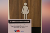 : Placas nos banheiros da sede da OAB-PE para atender ao público transgênero. (Foto: Reprodução / UOL)