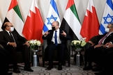 O primeiro-ministro Naftali Bennett [Centro] com o ministro das Relações Exteriores dos Emirados Árabes Unidos, Khalifa al-Marar, [à dir.] e o Ministro das Relações Exteriores do Bahrein, Abdullatif Al Zayani [à esq.]. (Foto: Avi Ohayon / GPO)