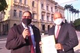 Pastores Alfredo Santana e Elenílson Brito, coordenadores do Unigrejas, PE, enviam reclamação formal no Palácio Campo das Princesas, em Recife. (Foto: Captura de tela/R7)