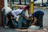 Pessoas vasculham lixo em busca de comida nas ruas de Caracas. (Foto: Getty Images)