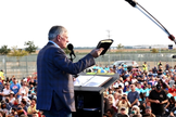 Franklin Graham pregou durante a turnê "God Loves You" em Joliet, Illinois. (Foto: Billy Graham Evangelistic Association).