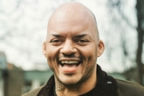 Claud Jackson compartilha sua jornada do tráfico de drogas, armas e violência a Deus no livro “Armas para Deus”. (Foto: Reprodução / BBC)