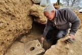 Ao lado do banheiro, os arqueólogos que trabalham no local da escavação descobriram capitéis de pedra que antes ficavam no topo das colunas. (Foto: Yoli Schwartz / IAA)