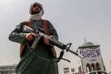 Combatente do Talibã monta guarda em ponto de controle na cidade de Kandahar, Afeganistão, 17 de agosto de 2021. (Foto: EFE/Stringer)