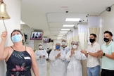 Geane ao tocar o “sino da vitória” por finalizar o processo de quimioterapia. (Foto: Divulgação/Hospital de Base)