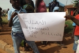 Nigerianos seguram uma placa pedindo o fim dos assassinatos. (Foto: Reprodução / ECCVN)