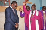 Joseph Ntombura, bispo da Igreja Metodista no Quênia, ora pelo ex-governador de Nairóbi Evans Kidero em 2015. (Foto: Fredrick Nzwili/RNS)