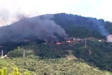 Incêndio destrói edifícios na vila de Rialti, no estado de Chin. (Foto: Chin News Journal).