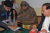 Momento em que Asia Bibi apresentou recurso de apelação contra sua condenação à morte, em 2010. (Foto: Handout/AFP)