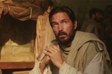 Jim Caviezel, no papel de Lucas, no filme “Paulo, o apóstolo de Cristo”. (Foto: Reprodução / Adoro Cinema)