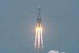 Foguete Long March 5B decolando do Centro de Lançamentos de Wenchang, na China, em 29 de abril. (Foto: STR/AFP)