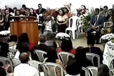 LEGENDA: Pastor tem passa mal e cai durante culto. (Foto: Reprodução / YouTube)