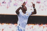 David Alaba aponta para o céu ao comemorar seu gol contra o Barcelona. (Foto: Divulgação/Real Madrid)
