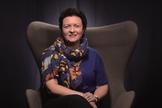  A mulher judia foi curada da esquizofrenia e da depressão ao receber Jesus. (Foto: Reprodução/YouTube).