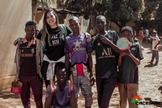 Larissa com os meninos garibous em Burkina Faso. (Foto: Israel Florentin/CACEMAR). 