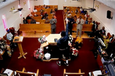 Recusando o título de herói, o pastor Ezekiel Ndikumana deu crédito a Deus. (Foto: Reprodução/WKRN).
