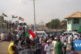 Manifestantes sudaneses se reúnem em frente a prédios do governo em Cartum. (Foto: Reprodução / VOA / Creative Commons)