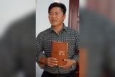  Ao levar para casa a Bíblia que achou na rua, Sun Liujun viu os pais aceitarem Jesus e terem seu casamento restaurado. Desde 2002, ele tem servido sua igreja local, fazendo cópias das Escrituras para outras pessoas.
