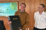 Presidente Jair Bolsonaro com a Bíblia escrita à mão. (Foto: Captura de tela/Twitter)