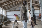 Um homem está com um menino dentro de uma das várias barracas de trânsito no assentamento de refugiados Imvepi no distrito de Arua, localizado no noroeste de Uganda. (Foto: EU/ECHO/Edward Echwalu)