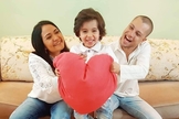 O casal cristão Priscila e Eliel Barbosa adotou o Pedro ainda bebê. (Foto: Arquivo pessoal).