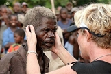 Heidi entrou na tenda e abraçou os enfermos e todos eles foram curados por Jesus. (Foto: Iris Global).