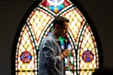 Pastor diante da Igreja. (Foto representativa: Mark Neal/Unsplash)