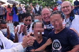 O ex-líder rebelde Ka Martin e sua esposa, com os rostos pixelados por razões de segurança, foram batizados nas Filipinas. (Foto: Rádio Mundial Adventista)