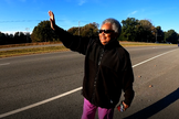 Patrica Bracey, de 74 anos, em rodovia no estado da Virginia. (Foto: Reprodução/WTVR)