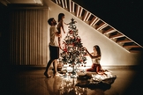 Família montando árvore de Natal. (Foto: Jonathan Borba/Unsplash)