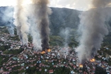 Incêndios causados ​​por um ataque de artilharia das tropas militares na cidade de Thantlang, no estado de Chin. (Foto: Chinland Post).