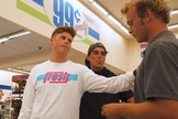 Dois adolescentes compartilham o Evangelho com Bryce. (Foto: YouTube/I Like Giving).
